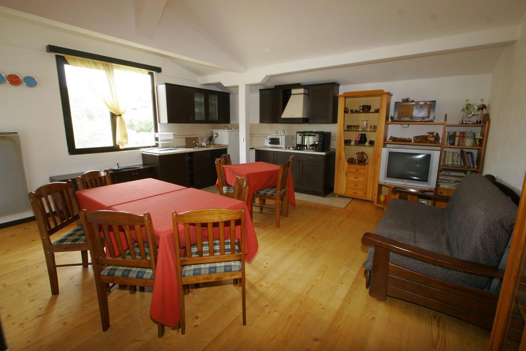 Guest House Bukor Shtepi Mandrica Bagian luar foto